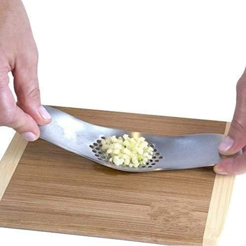 Fu Store Garlic Press - 304 Stainless Steel Garlic Rocker Mincer with Silicone Peeler (Color Random)