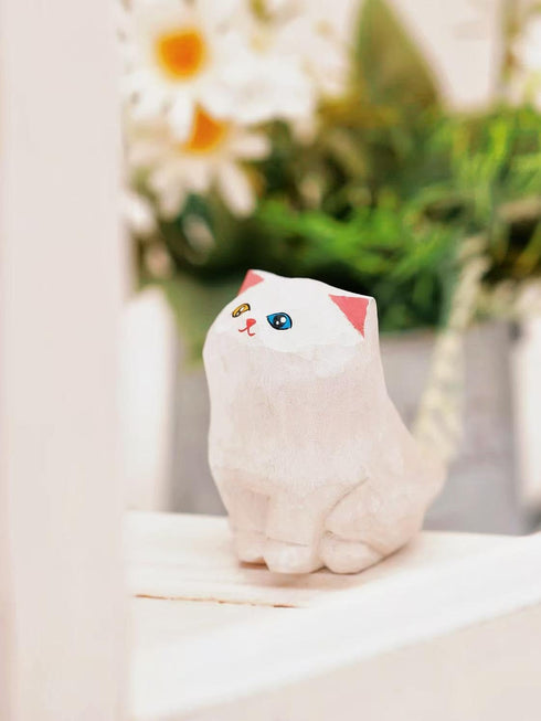 Hand Carved Wooden White Cat Figurine Unique Odd-Eyed Lion Cat Statue Desk & Bookshelf Creative Home Decor, Collectible
