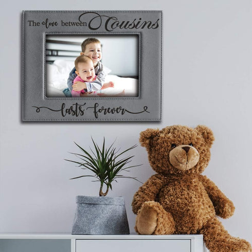 BELLA BUSTA Engraved Leather Picture Frame (5 x 7 Horizontal) - The Love Between Cousins Lasts Forever - Birthday,