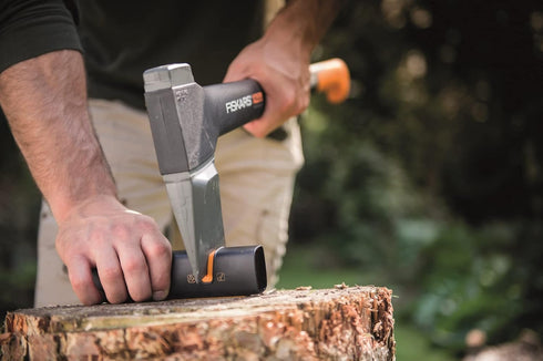 Fiskars XSharp Axe and Knife Sharpener, Black/Orange, Ceramic Sharpening Stone
