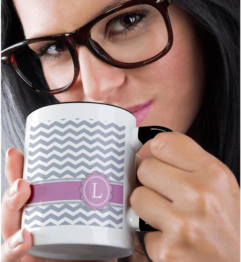 3dRose Letter L Monogrammed on Grey and White Chevron with Pink Mug, Personal Initial Zig Zags, 11 oz, Black