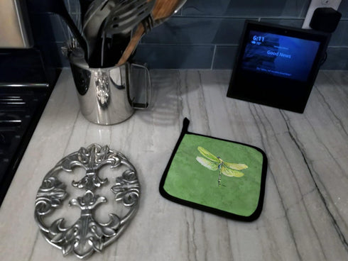 Caroline's Treasures 8864PTHD Dragonfly on Avocado Pot Holders Set, Kitchen Heat Resistant, 7 1/2 x 7 1/2