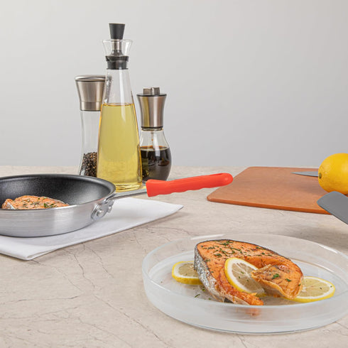 Restaurantware Met Lux Pan Handle Sleeve, 1 Removable Cover for 8-inch and 9-inch Pans, Red Silicone, Dishwashable