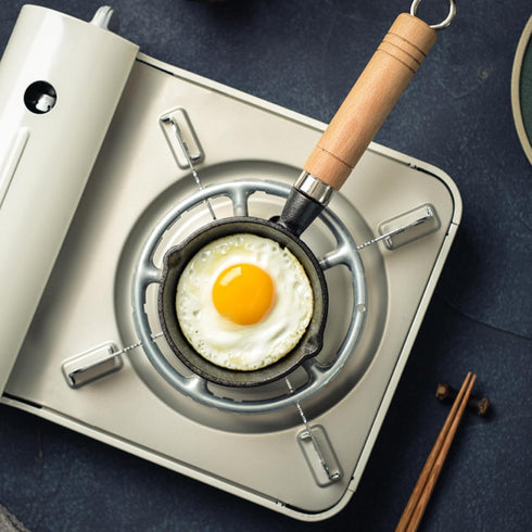 Mini Egg Frying Pan Cast Iron Omelette Skillet with Wooden Handle, Pre-Seasoned for Indoor Outdoor Cooking (13x5cm).