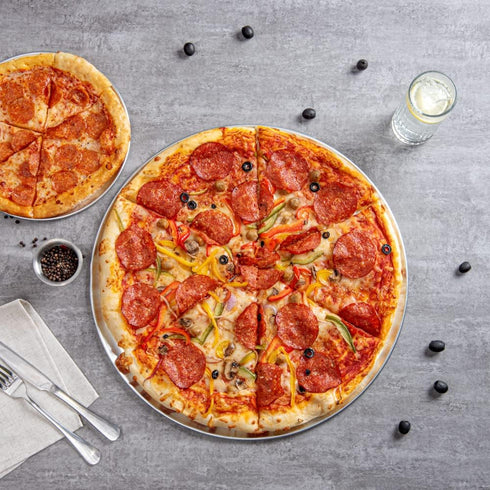 Restaurantware Met Lux 18 Inch Commercial Pizza Pan, Heavy-Duty Aluminum Round Baking Tray for Pizzas