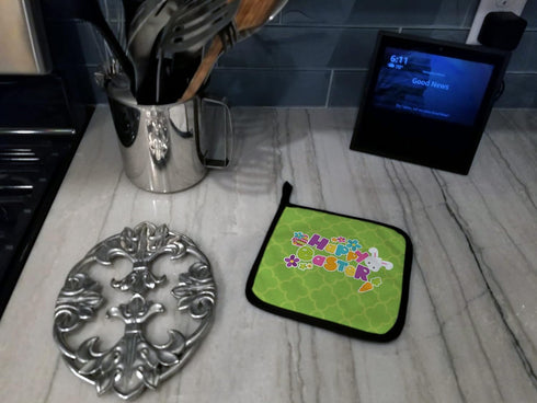 Caroline's Treasures BB6900PTHD Happy Easter Green Quatrafoil Pot Holders - Heat Resistant Kitchen Hot Pads, 7 1/2 x 7