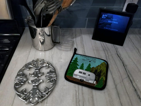 Caroline's Treasures Airstream Camper Adventure Awaits, Pair of Heat Resistant Pot Holders, 7 1/2 x 7 1/2