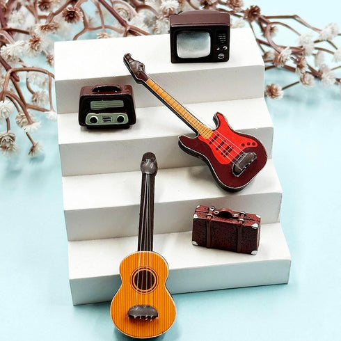 2PCS 1:12 Suartus Mini Musical Instrument Guitar Wooden Bass Guitar Model Display Ornaments for Mini Music Room
