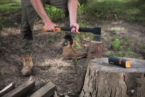 Fiskars XSharp Axe and Knife Sharpener, Black/Orange, Ceramic Sharpening Stone