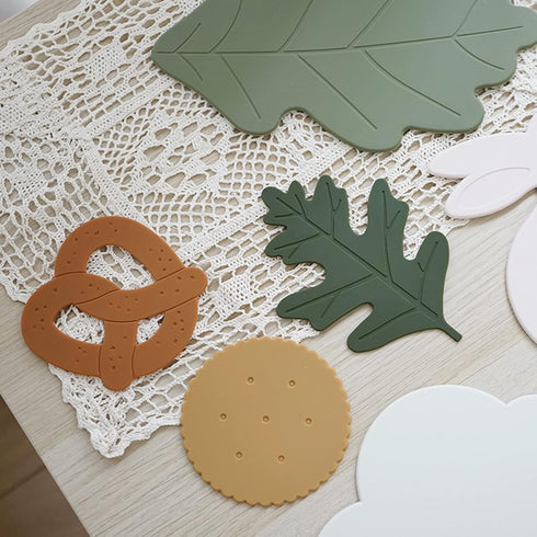 Silicone Trivet Mat Set of 2, Green Hot Pot Holder for Table and Countertop, Non-Slip Oak Leaf Coasters