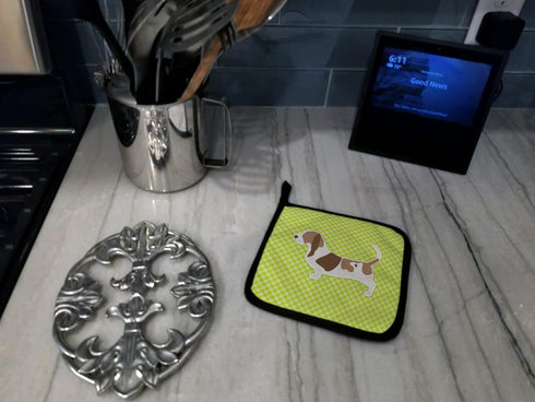 Caroline's Treasures BB3802PTHD Basset Hound Checkerboard Green Pair of Pot Holders, 7 1/2 x 7 1/2