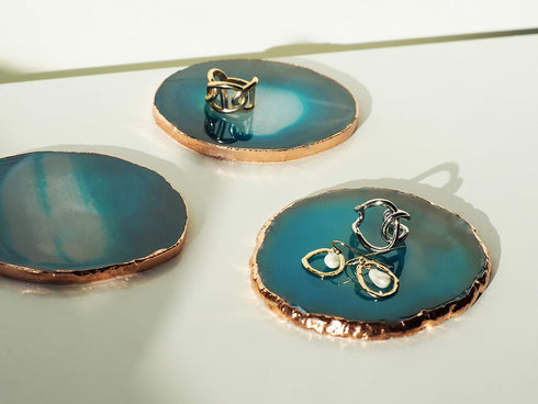 Moon&Decor Sliced Agate Coasters Set of 4, 100% Natural Geode Coasters for Drinks Home Decoration with Golden Rims