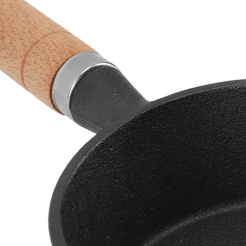 Mini Egg Frying Pan Cast Iron Omelette Skillet with Wooden Handle, Pre-Seasoned for Indoor Outdoor Cooking (13x5cm).