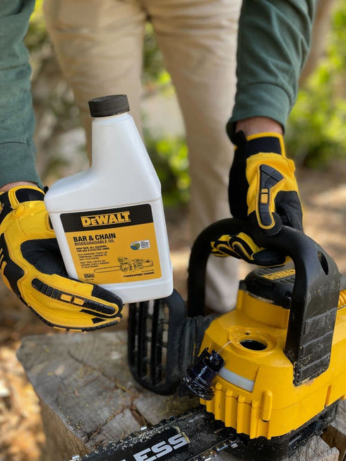 (16 oz 2)) DEWALT Biodegradable Bar & Chain Oil Green, Eco-Friendly, Non-Toxic Professional Bar & Chainsaw Lubricant