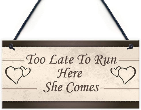woodsign Too Late to Run Here She Comes Plaque - Wedding Decoration Shabby Chic Gift for Mr and Mrs Couple 12x6