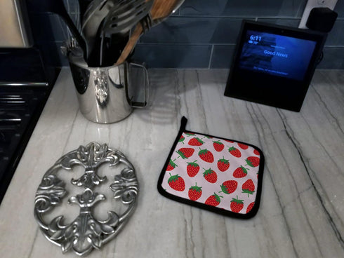 Caroline's Treasures BB5146PTHD Strawberries on Pink Pot Holders, Kitchen Heat Resistant Sets