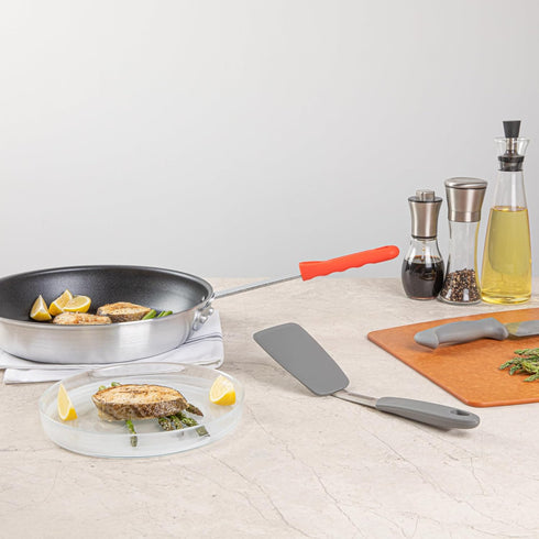 Restaurantware Met Lux Pan Handle Sleeve, 1 Removable Cover for 10-inch and 12-inch Pans, Red Silicone Holder