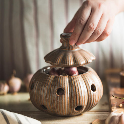Ceramic Garlic Keeper with Lid and Holes Garlic Saver and Storage Framhouse Decor Keep Gralic Cloves Dry and Fresh