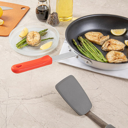Restaurantware Met Lux Pan Handle Sleeve, 1 Removable Cover for 10-inch and 12-inch Pans, Red Silicone Holder