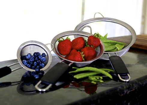 Fine Mesh Stainless Steel Mini Tea Strainer, 3 inch, Ideal for Straining Teas and Cocktails