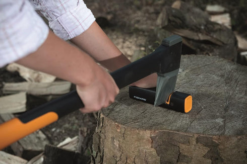 Fiskars XSharp Axe and Knife Sharpener, Black/Orange, Ceramic Sharpening Stone