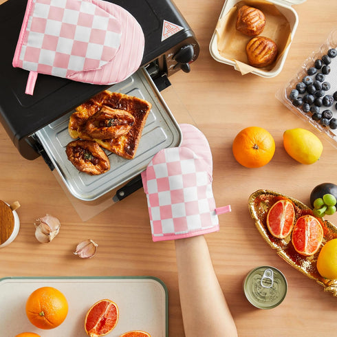 Set 2 Ohocut Pink Checkered Mini Oven Mitts Heat Resistant, Vintage Retro Checkerboard Mini Silicone Oven Mitts Cute