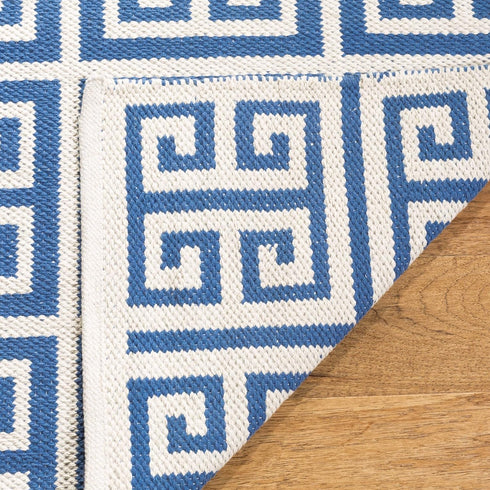 SAFAVIEH Montauk Collection Accent Rug - 2'6" x 4', Handmade Blue & Ivory Greek Key Cotton for High Traffic Areas